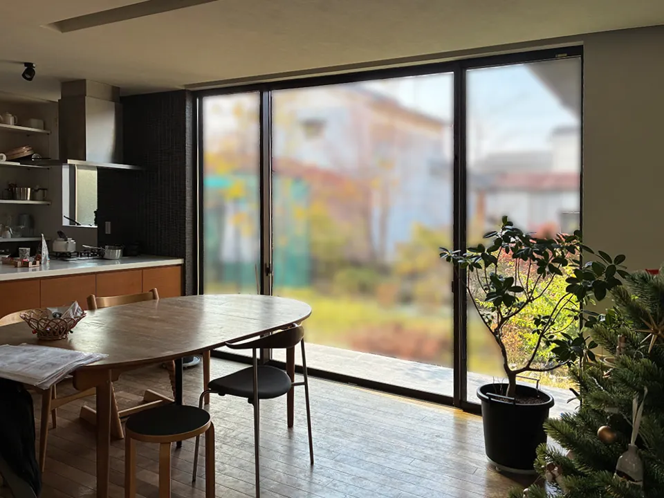 観葉植物が映えるウッドブラインドの写真3