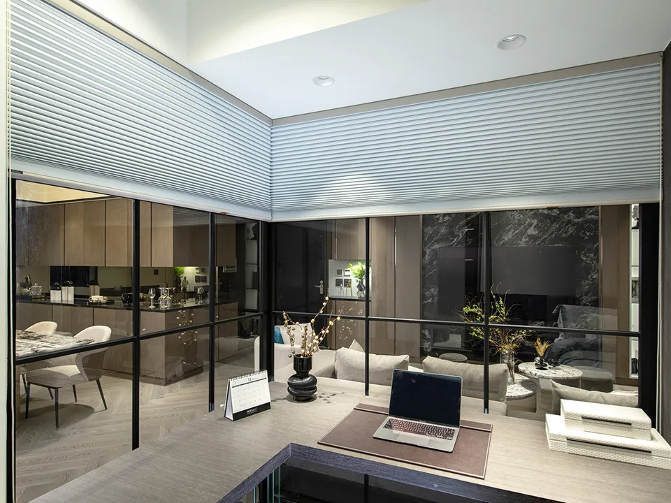 ワーク空間にも馴染む断熱スクリーン