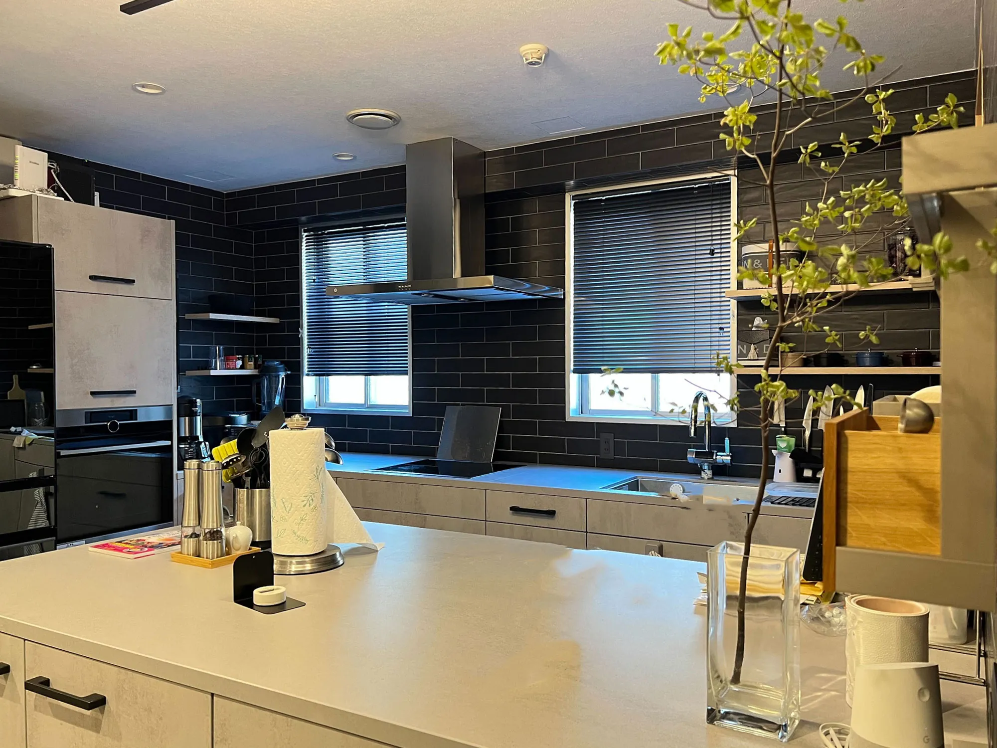 キッチンまわりには防炎・耐水性に優れたブラインド