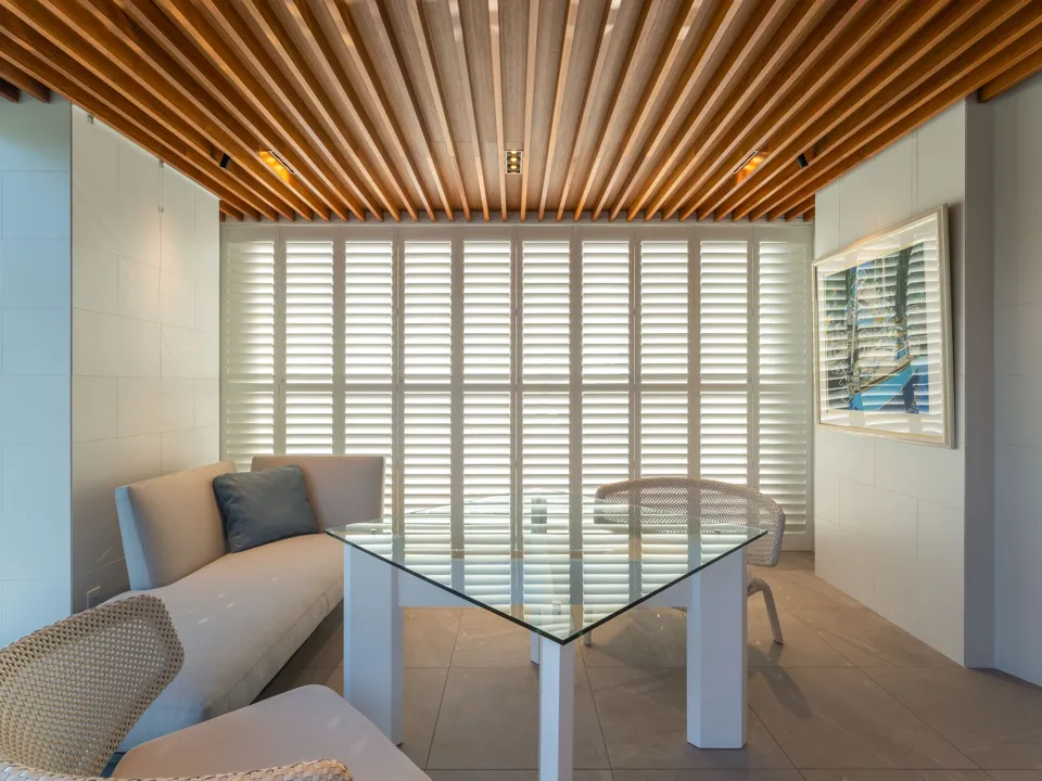 海景を彩るホワイトシャッターの写真7