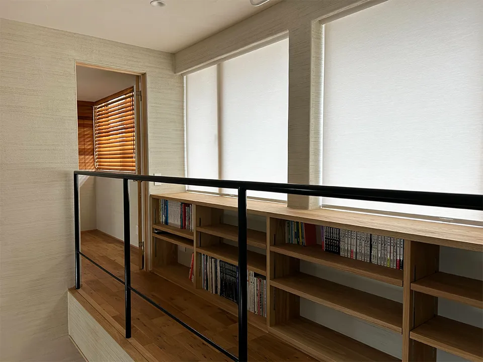 吹き抜けに映えるロールスクリーンの写真2