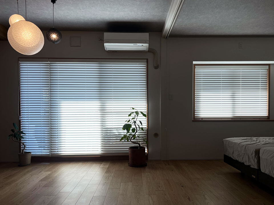 ブラインドが描く、影のアートの写真2