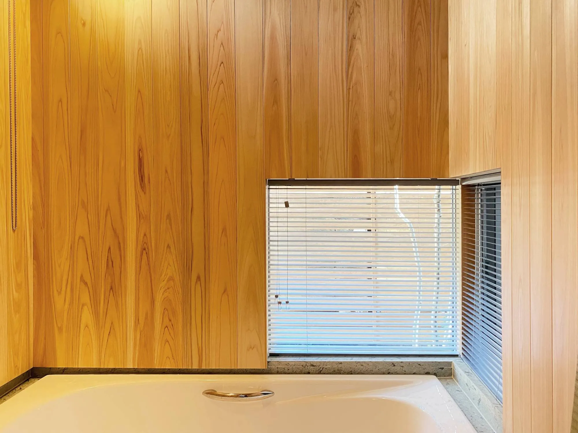 バスルームのコーナー窓に耐水性ブラインドの写真2