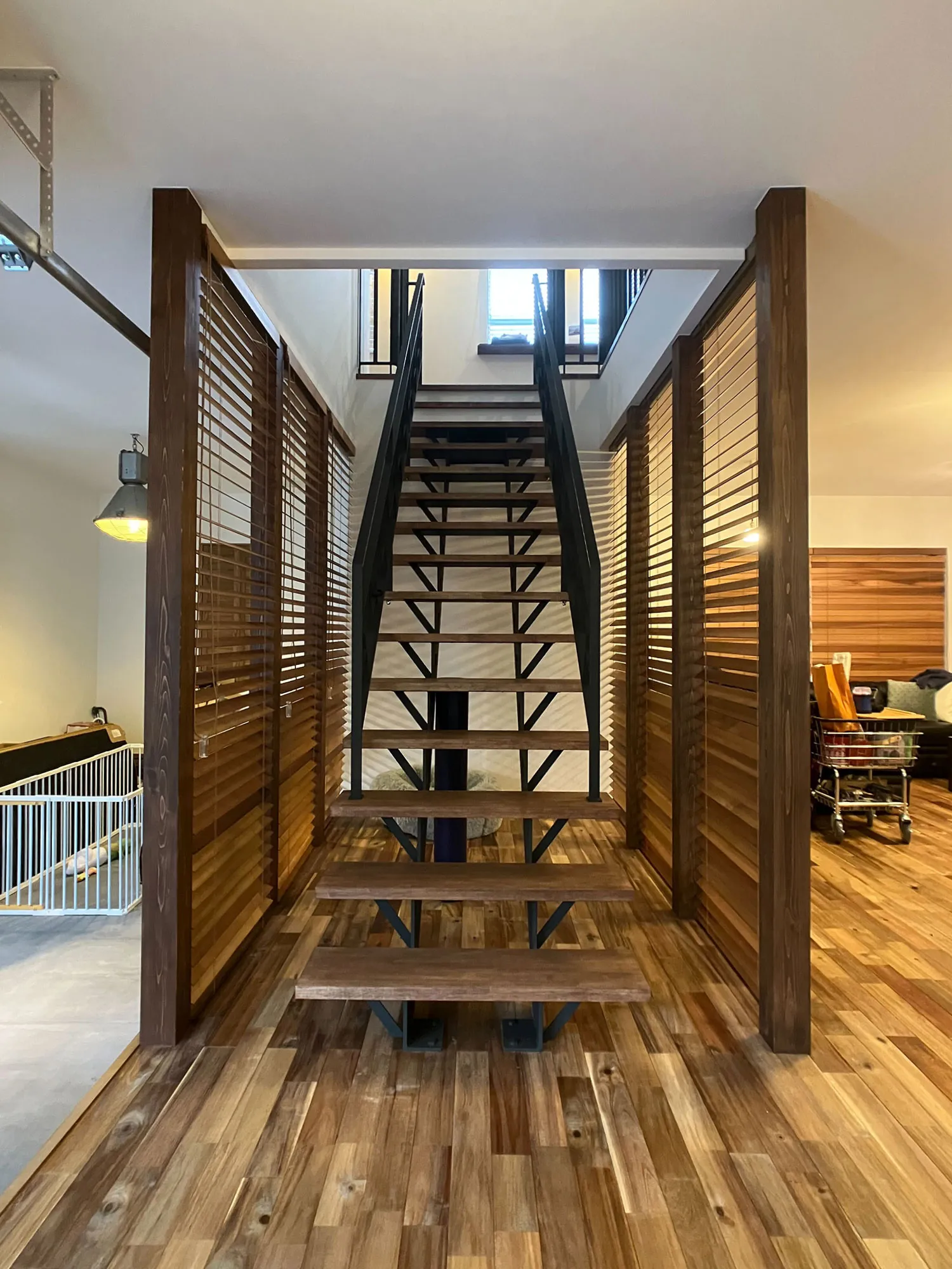 インダストリアルスタイルに合う天然ウッドの写真2