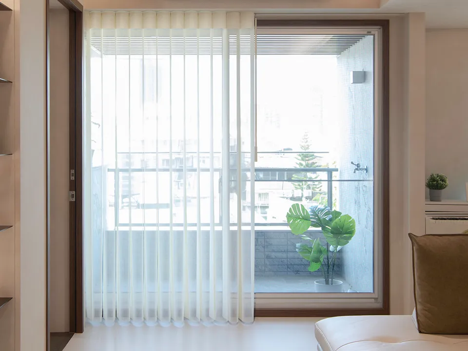 カーテンに代わる新しいバーチカルブラインドの写真9
