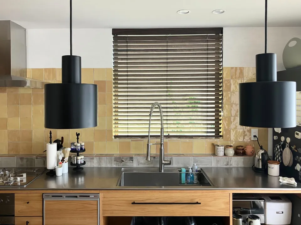 木目×タイルで魅せるキッチンの写真2