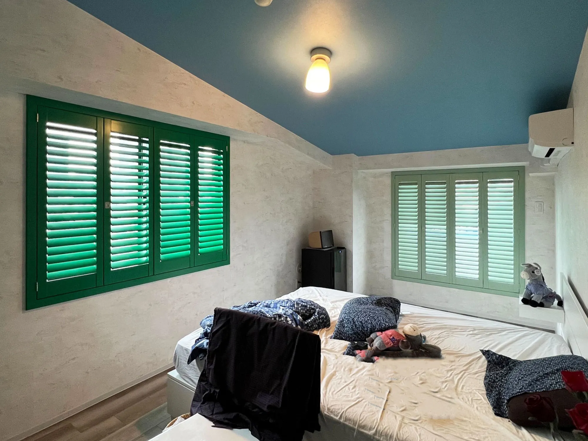 故郷の彩りを再現! オリジナルウッドシャッターの贅沢な窓辺の写真1