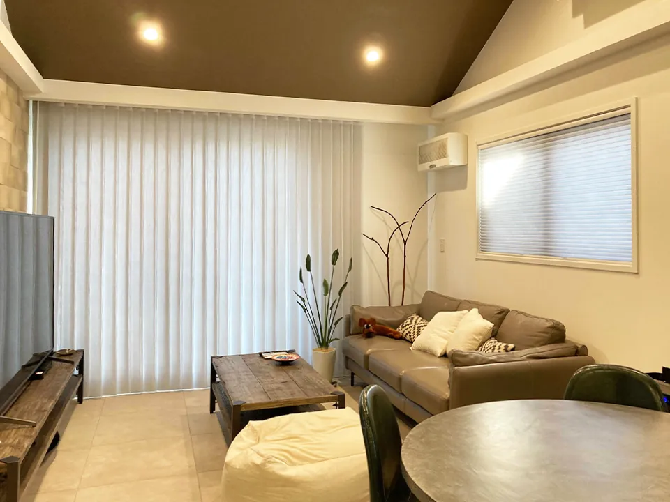 シェードでまとめる窓まわりコーデの写真2