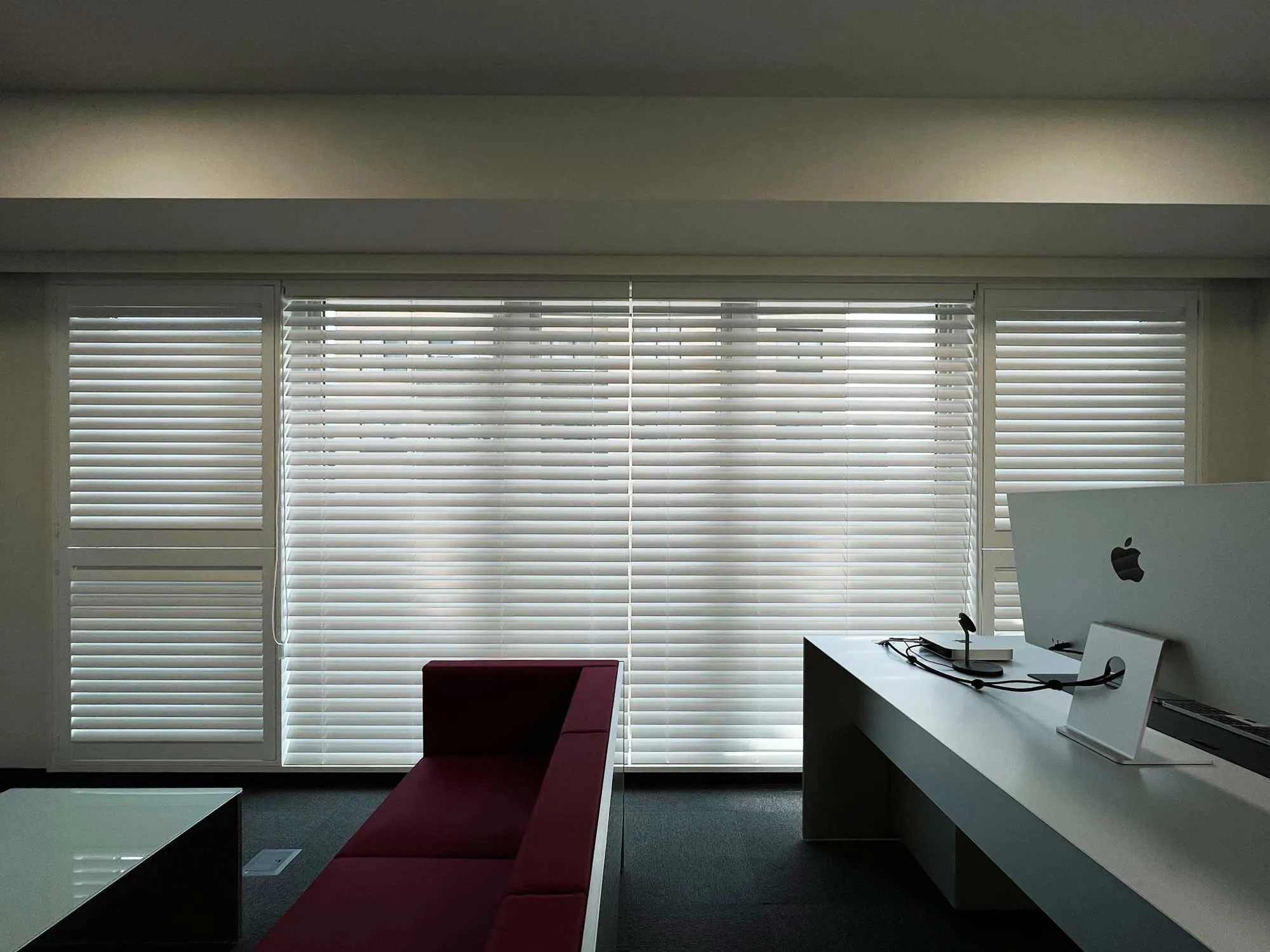 企業オフィスの窓まわりで活躍の写真2