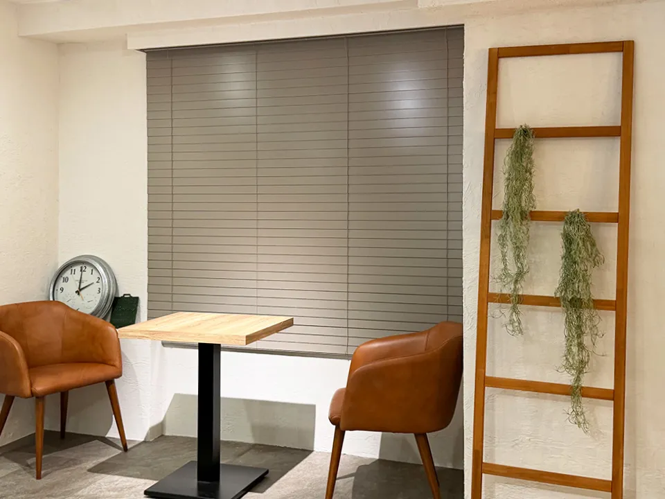 腰壁を避けて美しく収まる桐ウッドブラインド