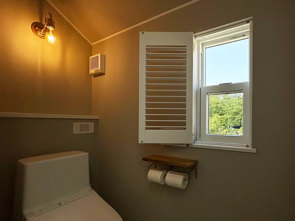 トイレの窓、カーテン以外の選択肢の写真4
