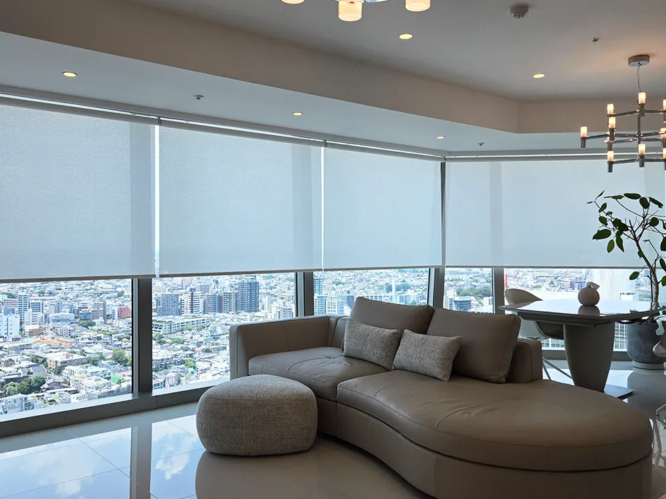 高層マンションの窓景色