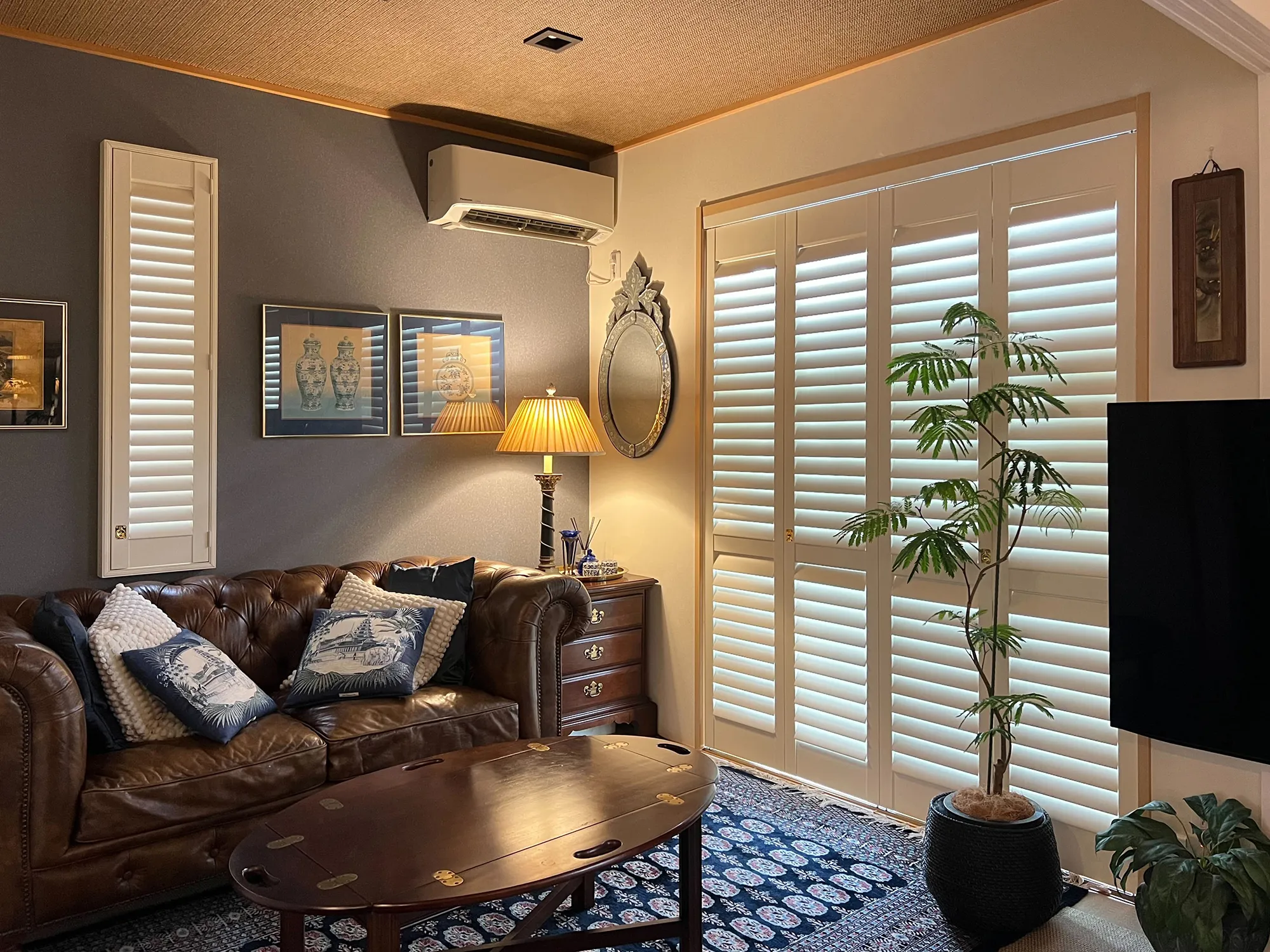 クラシック家具とウッドシャッターの調和の写真1