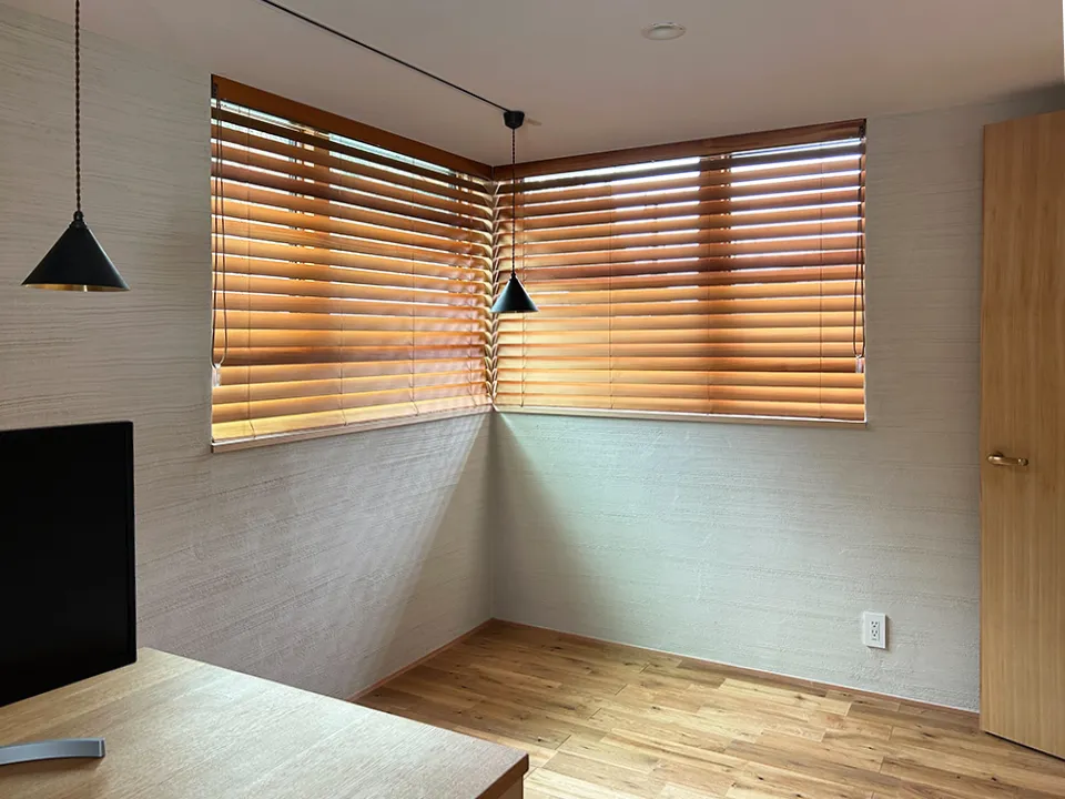 吹き抜けに映えるロールスクリーンの写真5