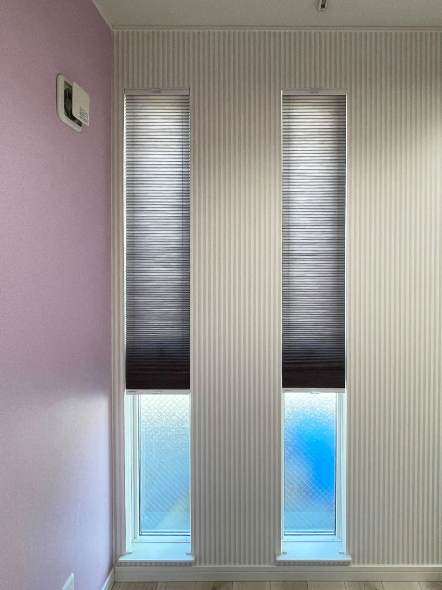 横幅の狭いスリット窓にもピッタリフィットの写真3