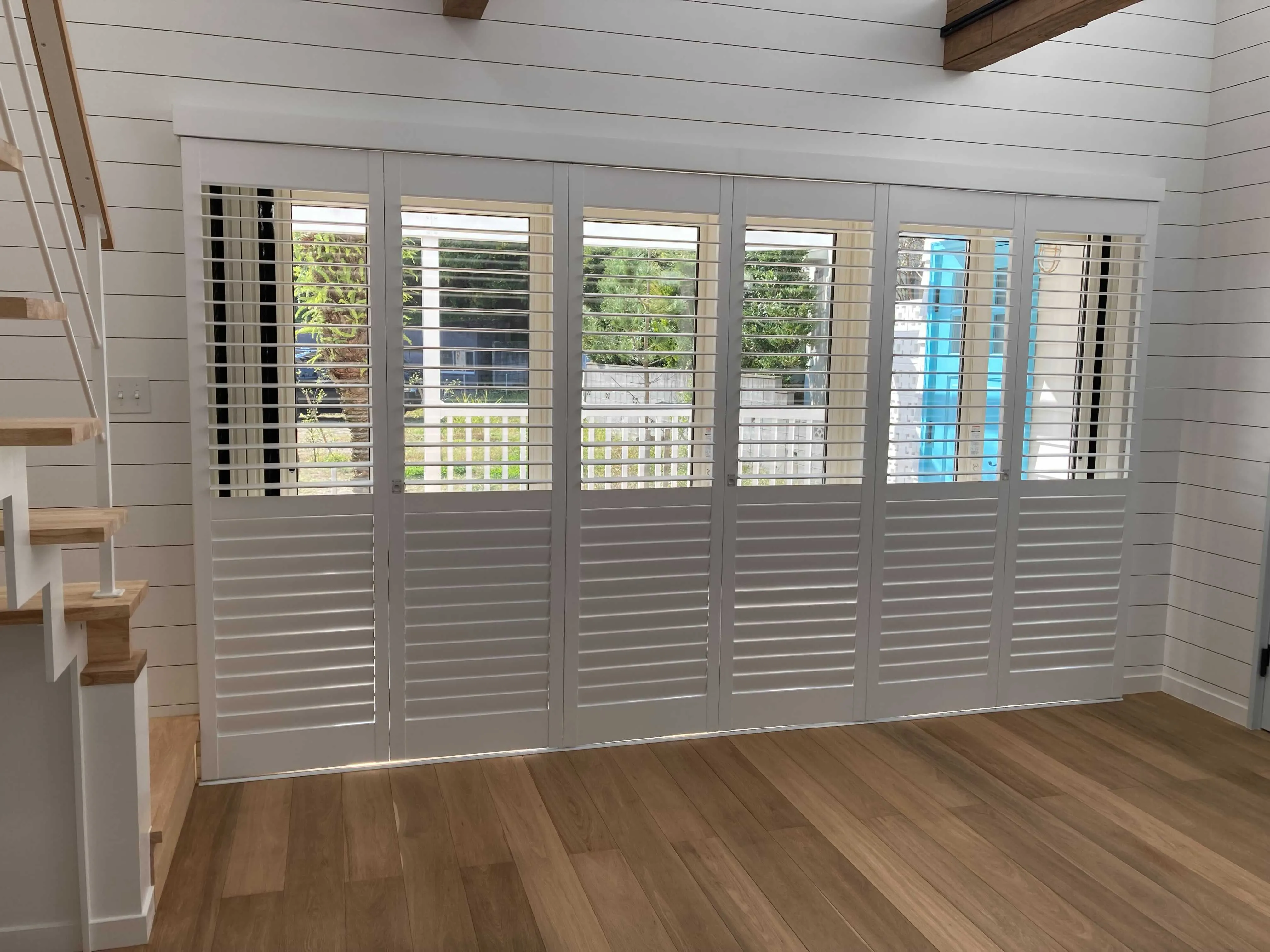 ビーチの風を感じる、ウッドシャッターと西海岸インテリアの写真2