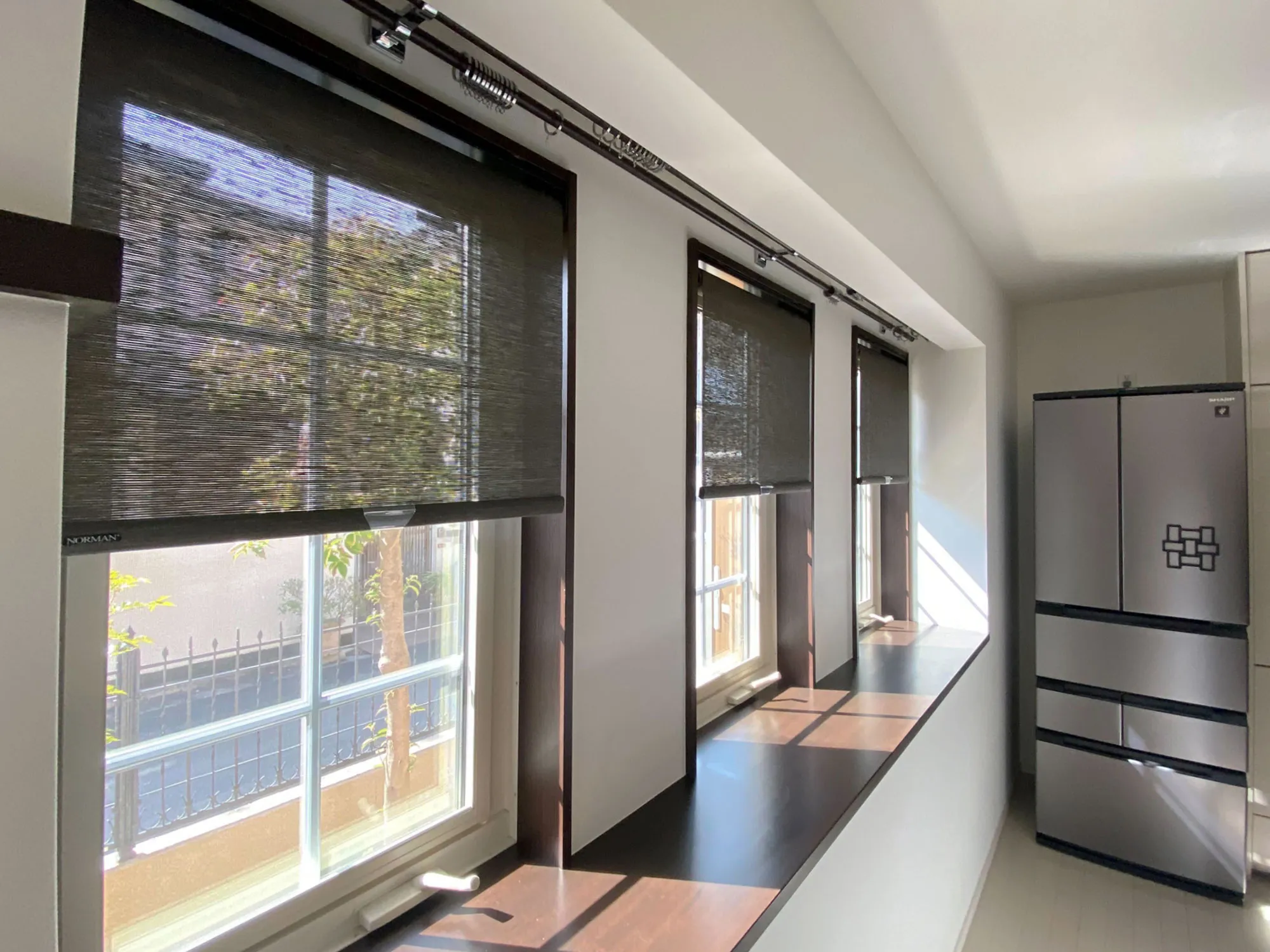 腰高窓に、直感操作のコードレスタイプの写真2