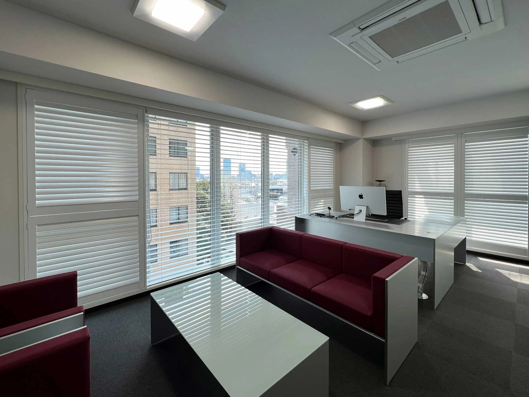 企業オフィスの窓まわりで活躍の写真1