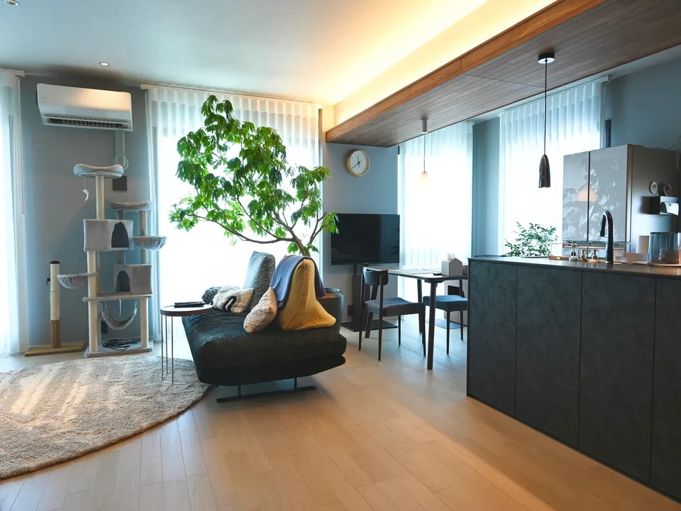 光と影が奏でるリビングの写真6