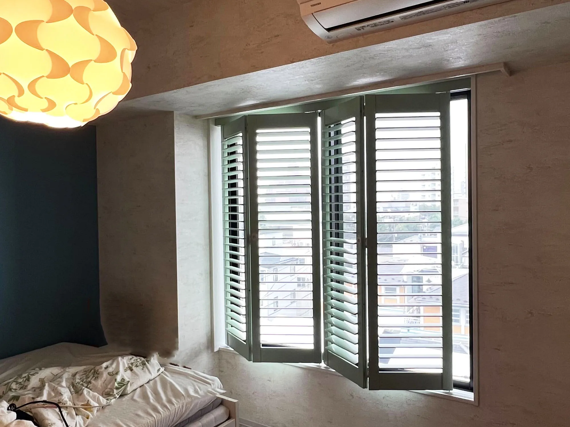 故郷の彩りを再現! オリジナルウッドシャッターの贅沢な窓辺の写真7