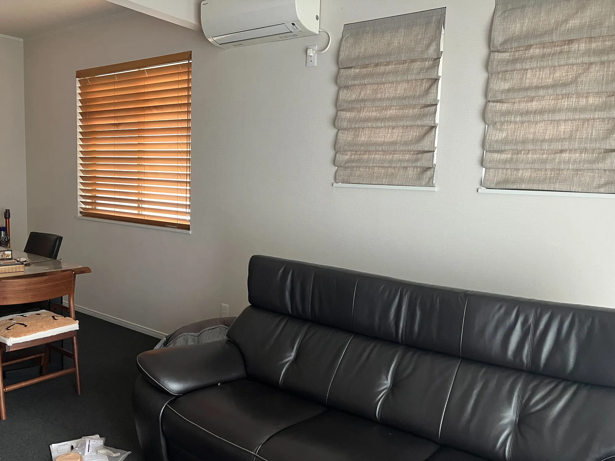 シンプルモダンなリビングに柔らかな窓まわりの写真3