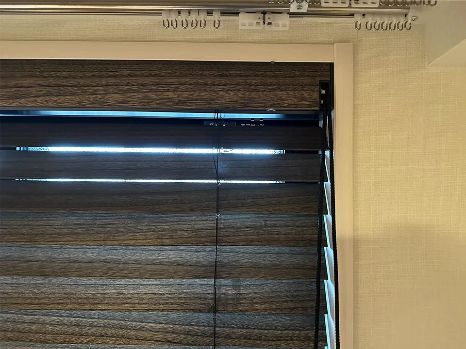 遮光性で選ばれる寝室の木製ブラインドの写真9