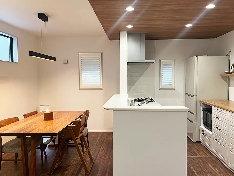 採光と目隠しを両立するウッドシャッターの写真7