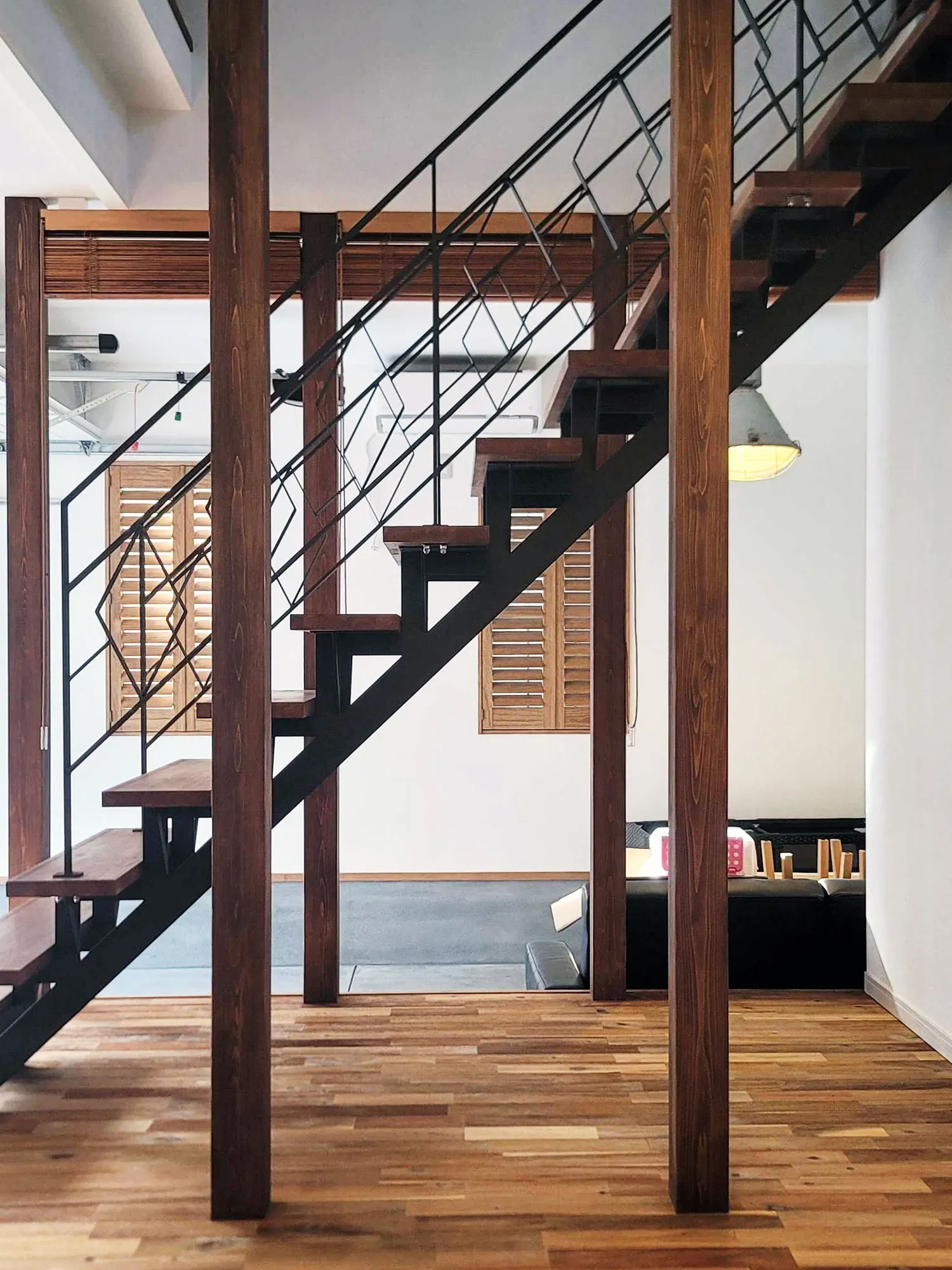 インダストリアルスタイルに合う天然ウッドの写真3