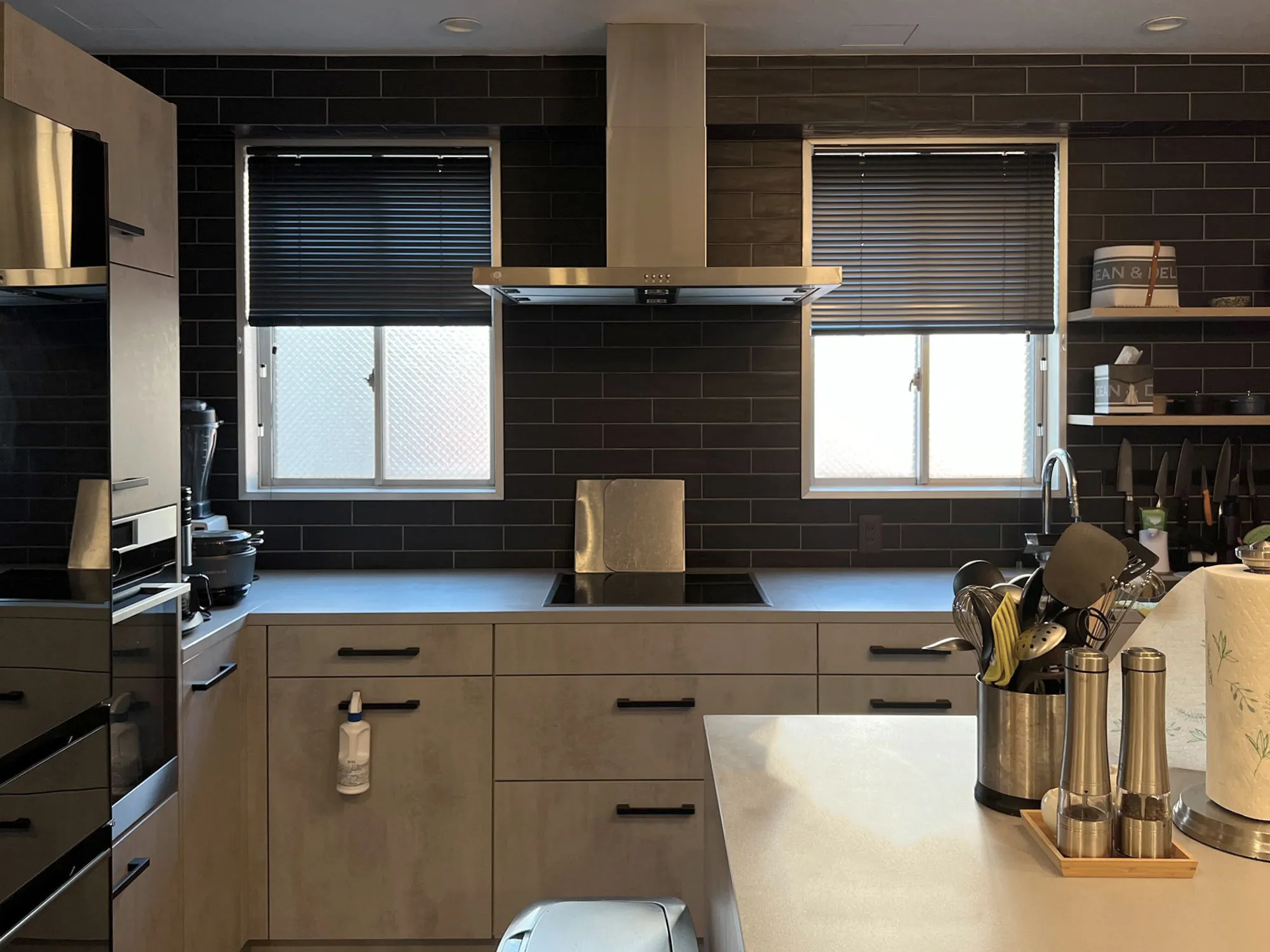 キッチンまわりには防炎・耐水性に優れたブラインドの写真2