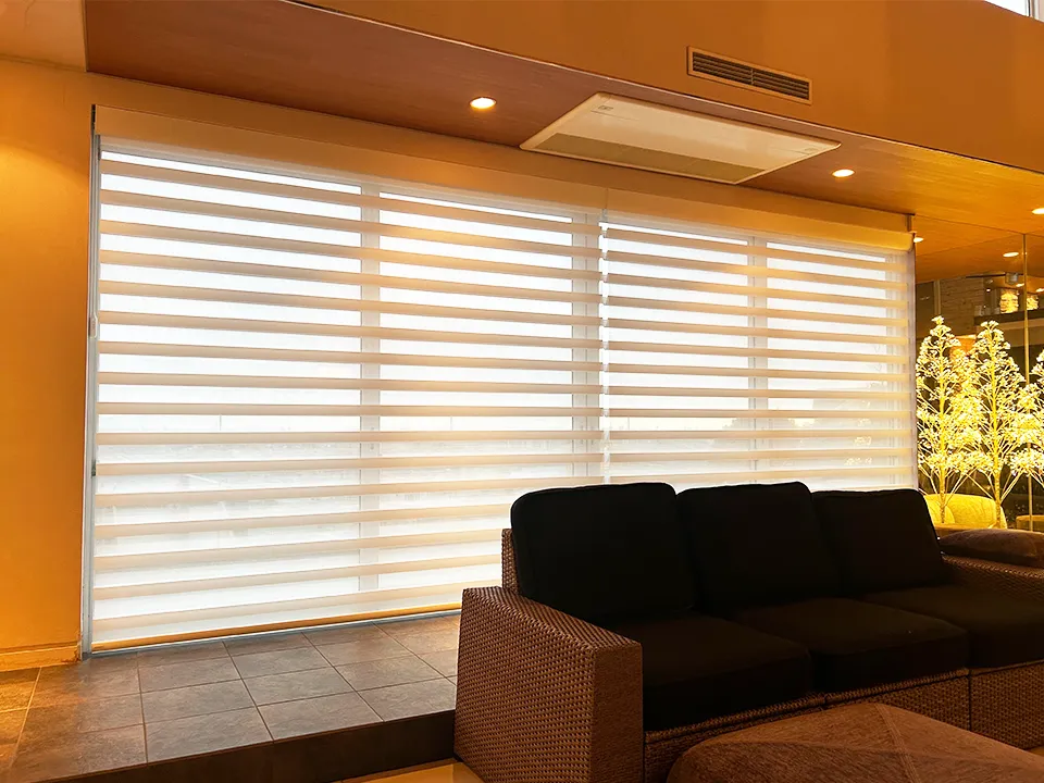 景色を楽しむ電動調光ロールスクリーン