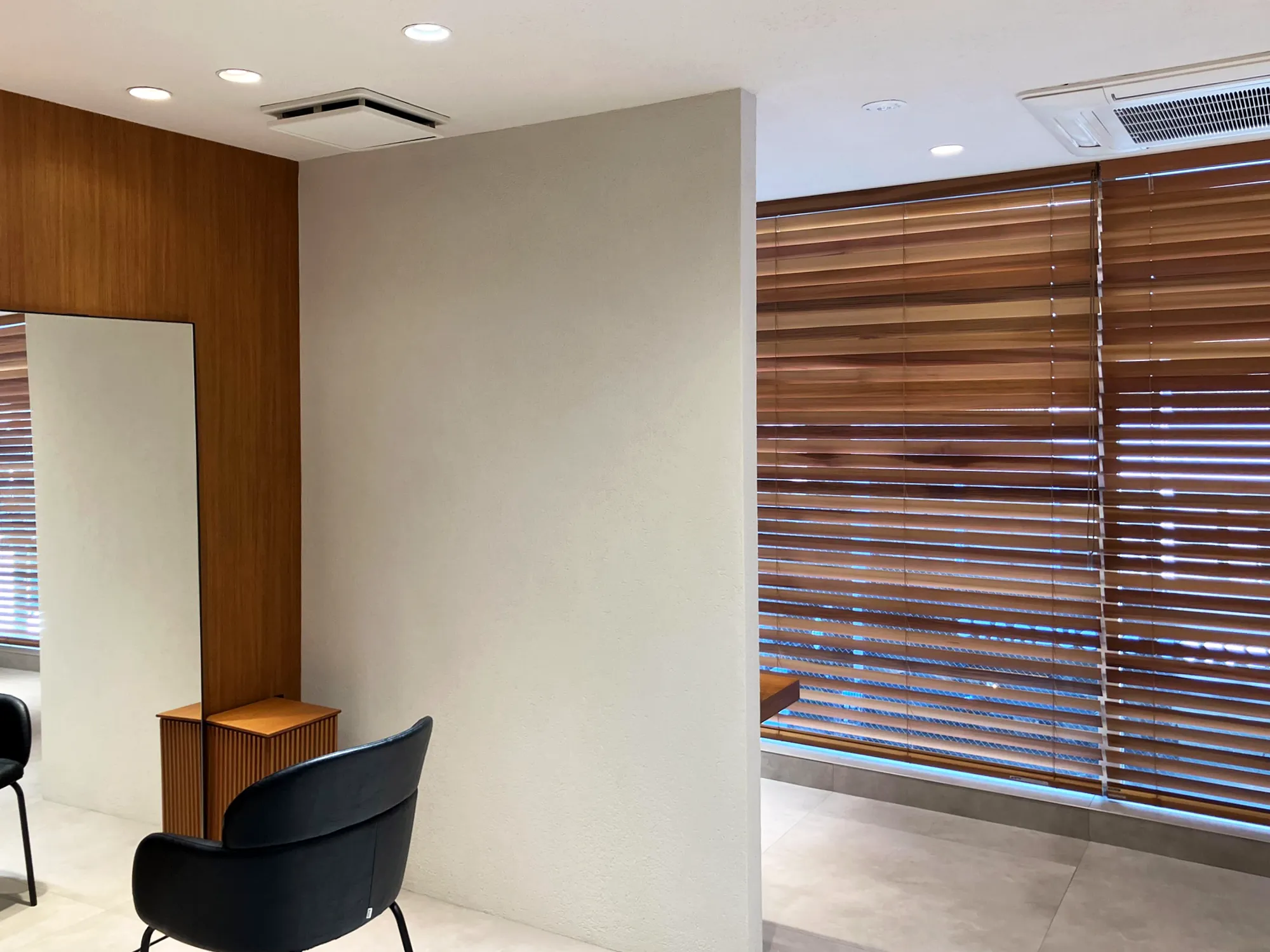 美容室『yiye 青山店』の窓まわりに採用の写真4