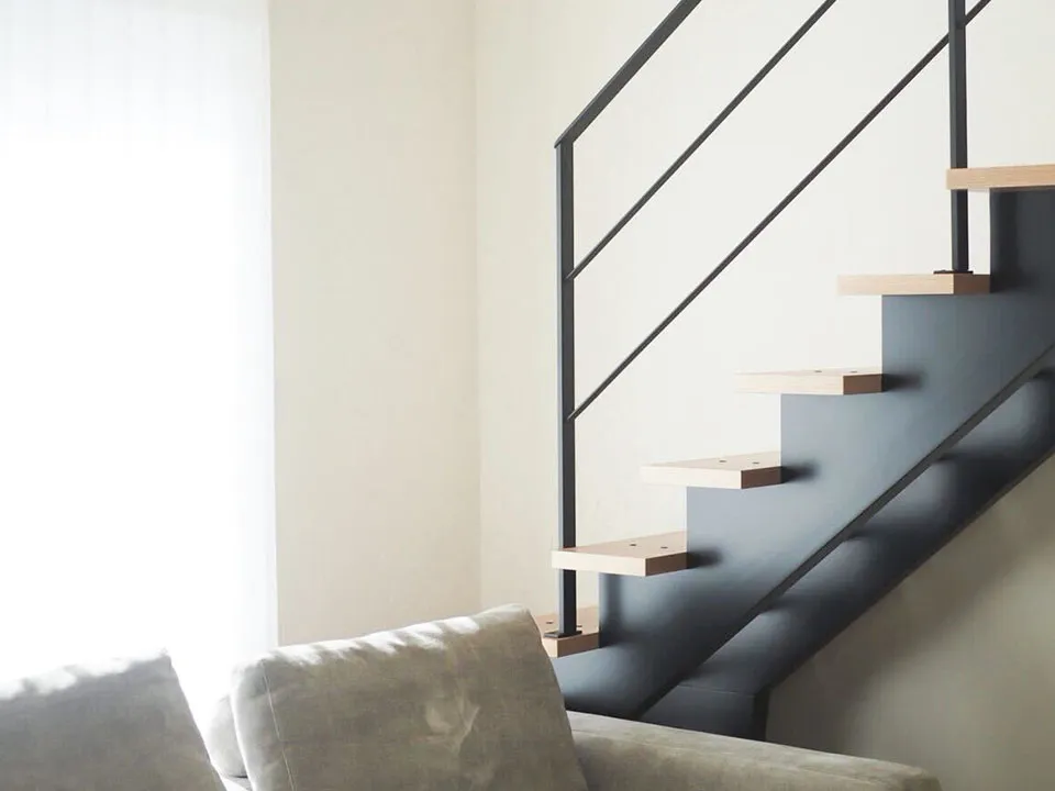 柔らかな光と美しい影が広がるリビングの写真8