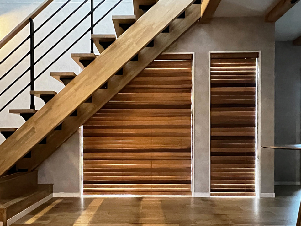 木の温もりに包まれる 吹き抜けリビングの写真3