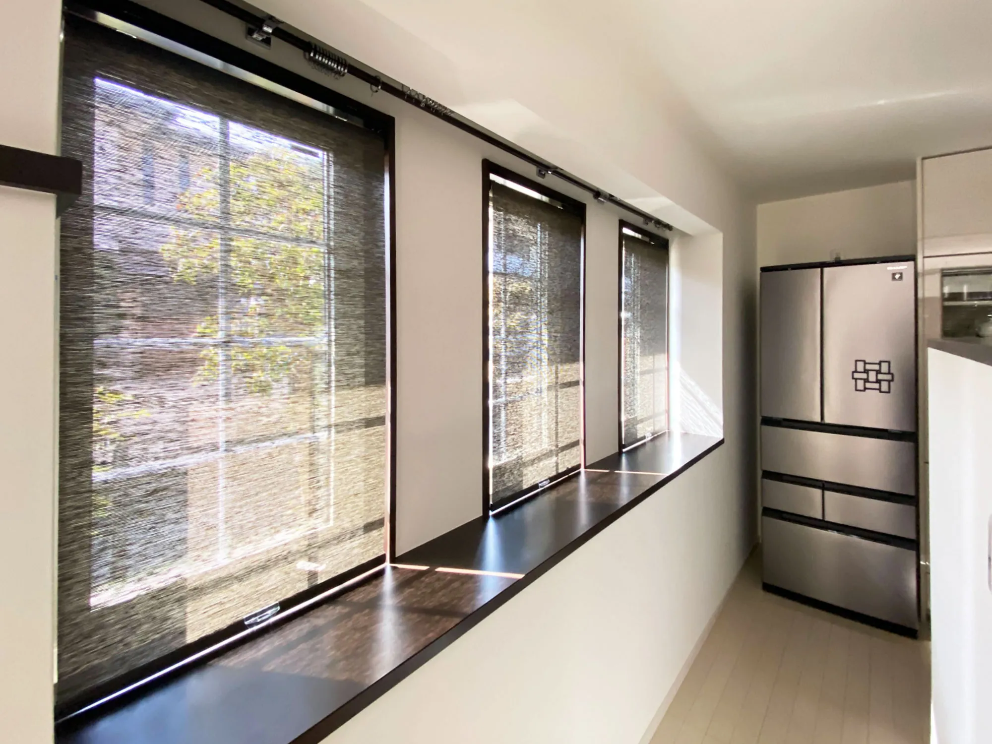 腰高窓に、直感操作のコードレスタイプ