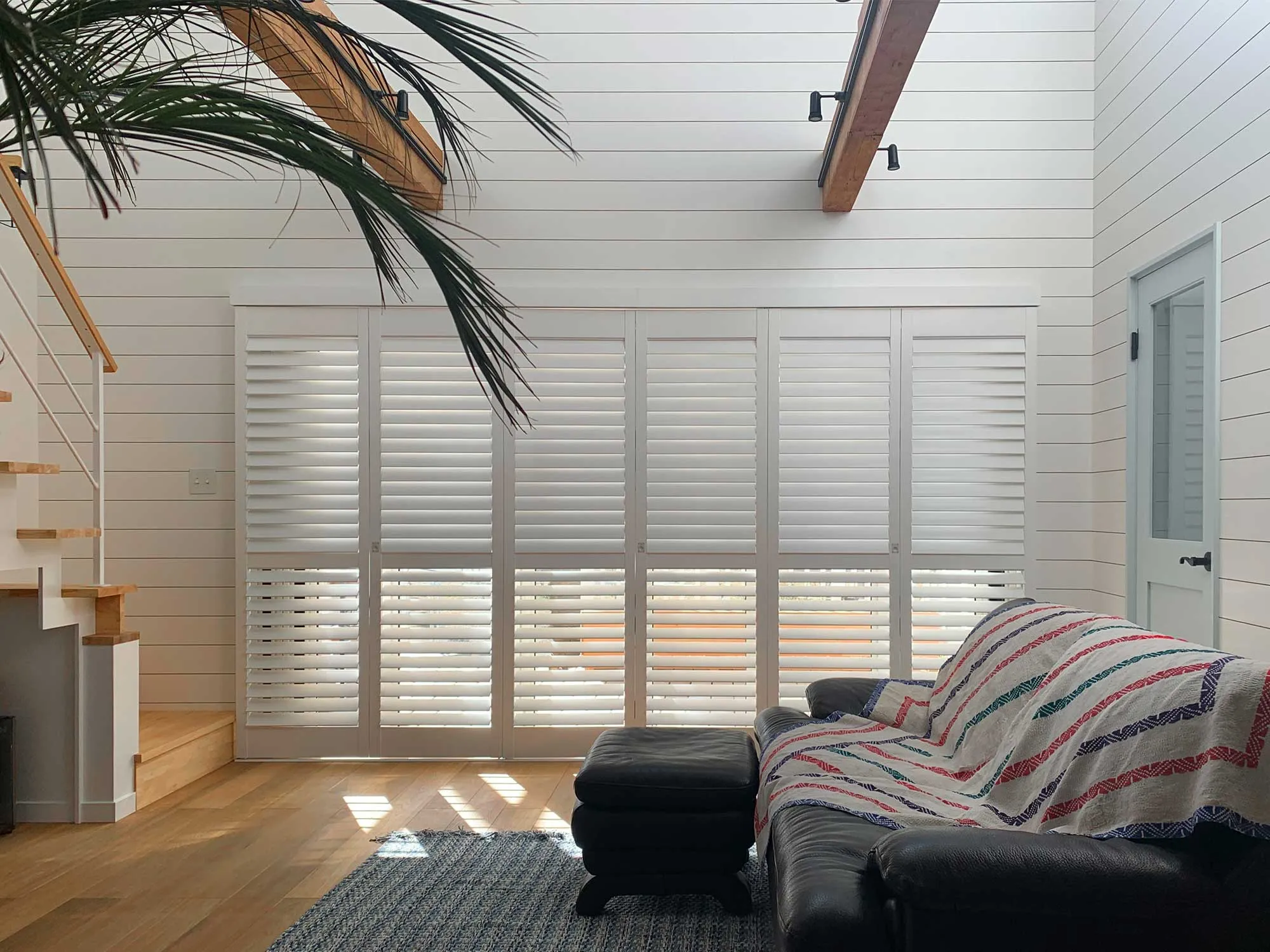 ビーチの風を感じる、ウッドシャッターと西海岸インテリアの写真1