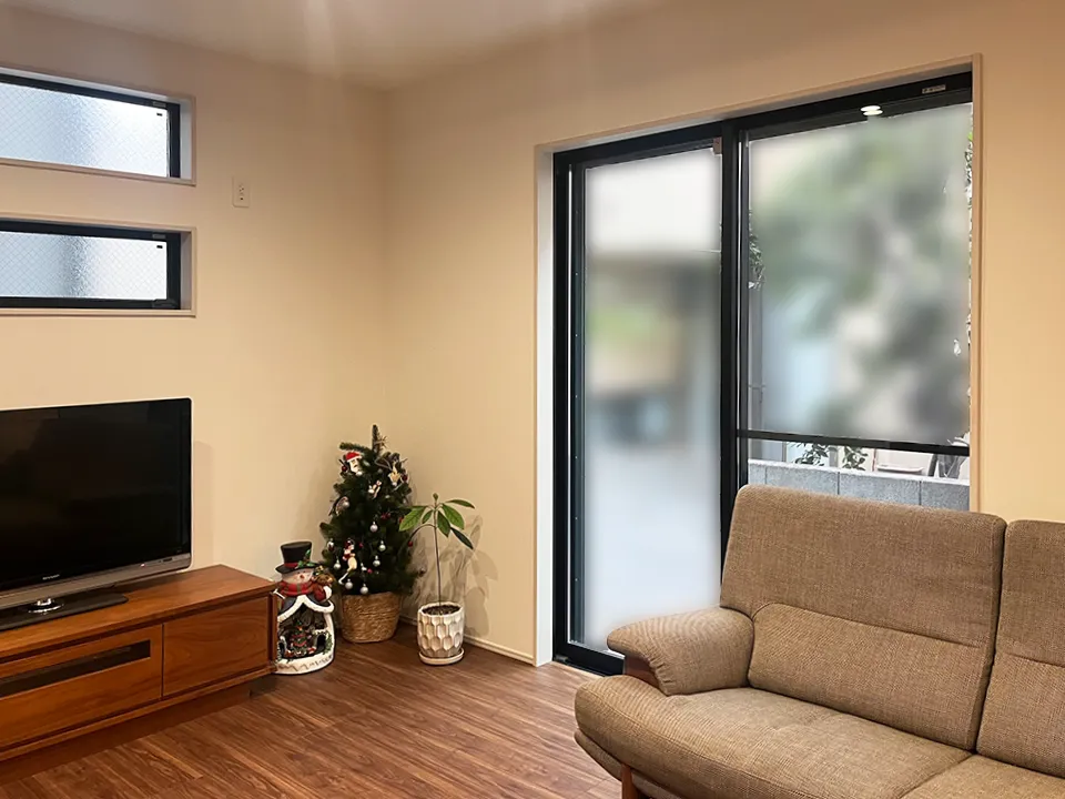 採光と目隠しを両立するウッドシャッターの写真2