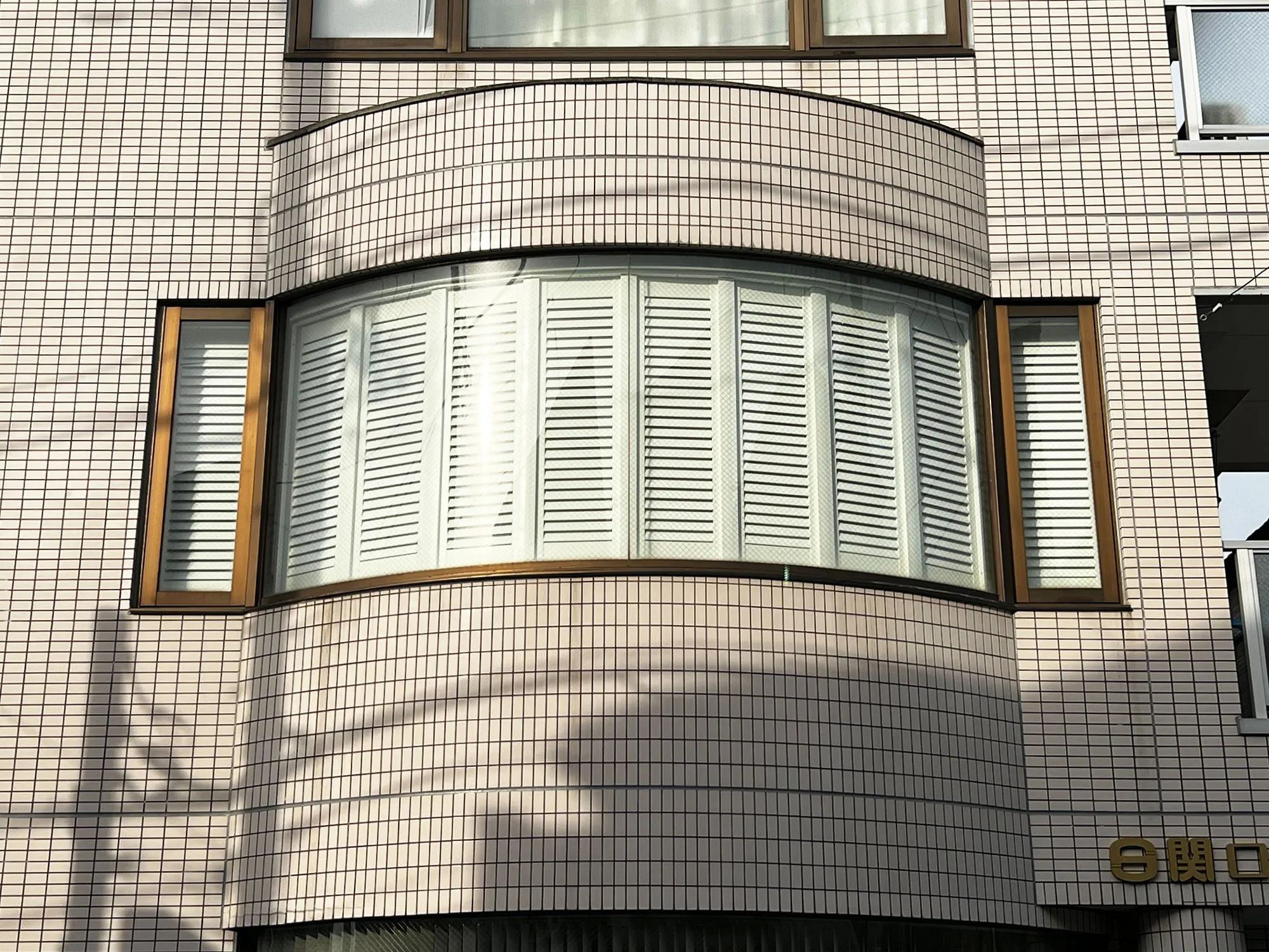 特注フレームで実現する圧巻のアーチ型出窓の写真3