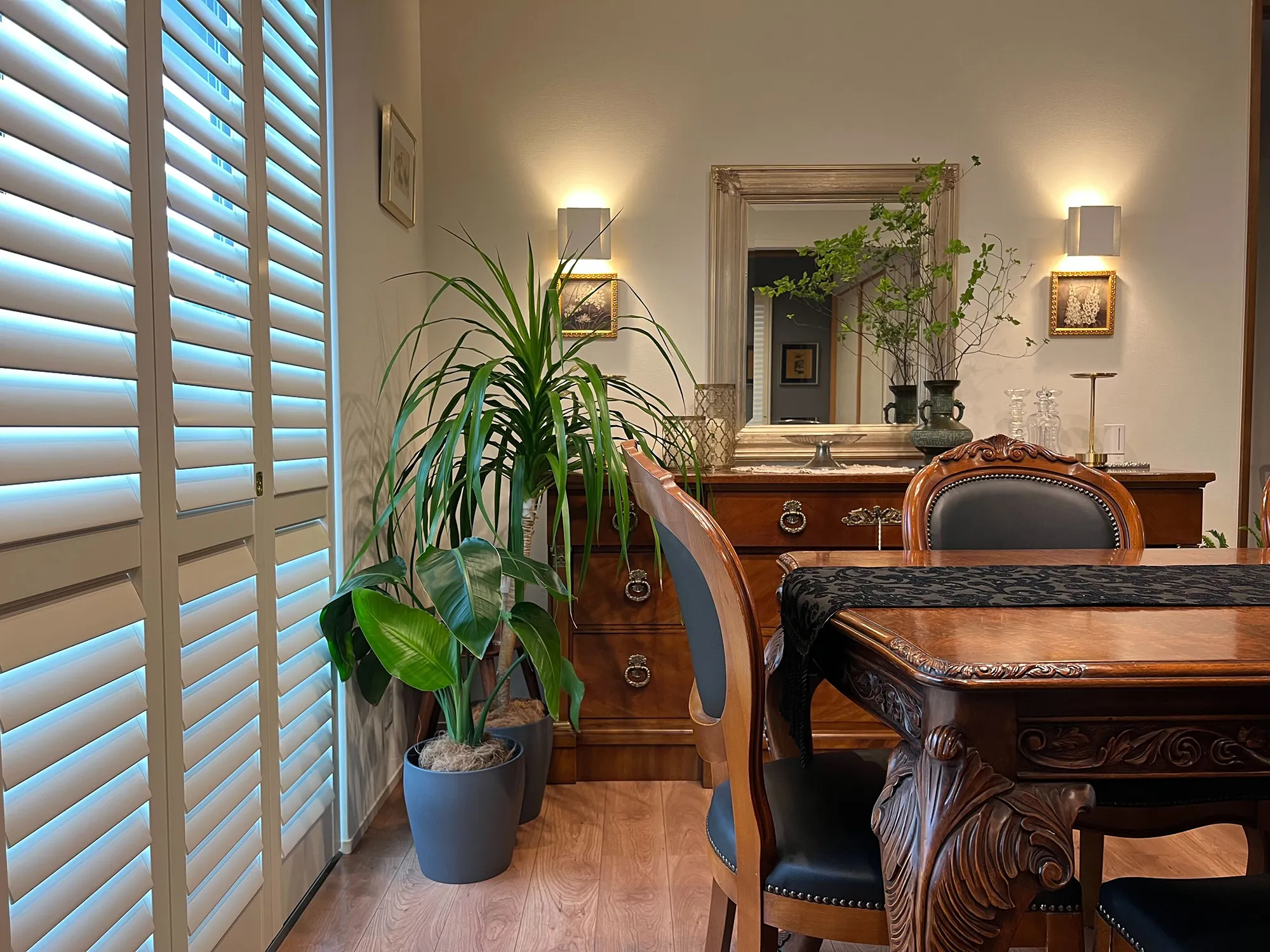 クラシック家具とウッドシャッターの調和の写真5