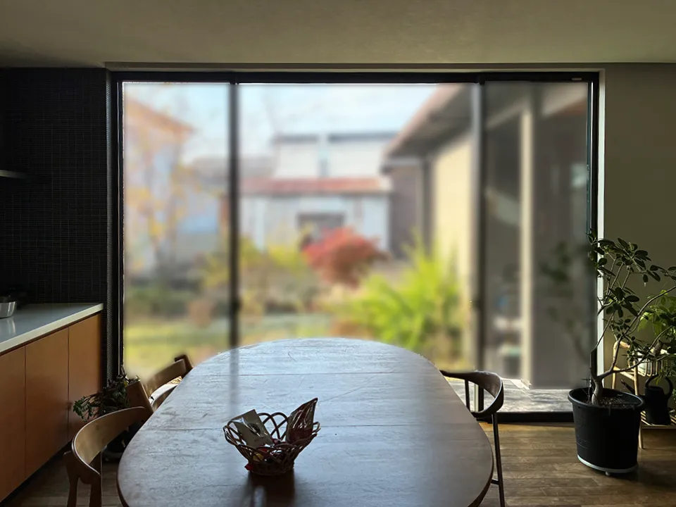 観葉植物が映えるウッドブラインドの写真6