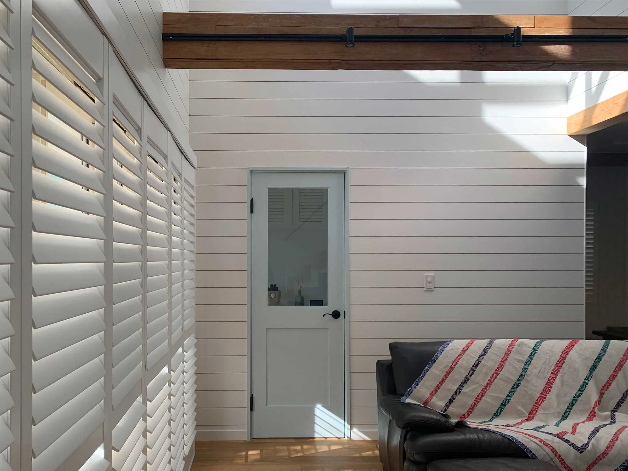 ビーチの風を感じる、ウッドシャッターと西海岸インテリアの写真5