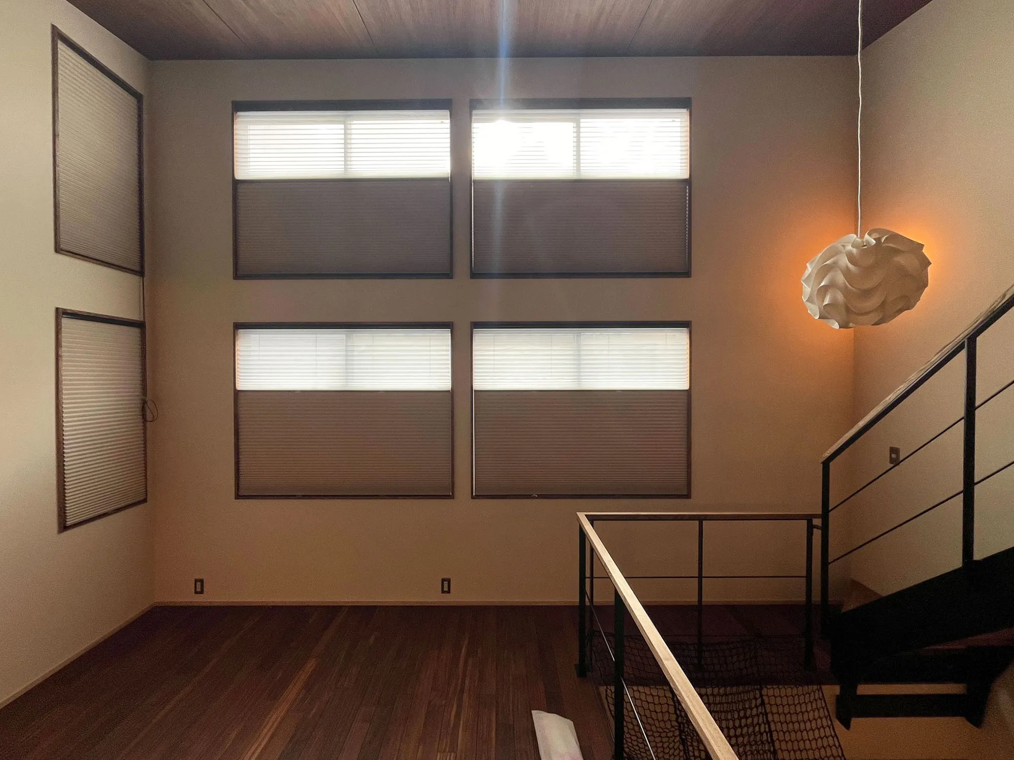 高窓６箇所にレースと遮光生地の合わせ技の写真2