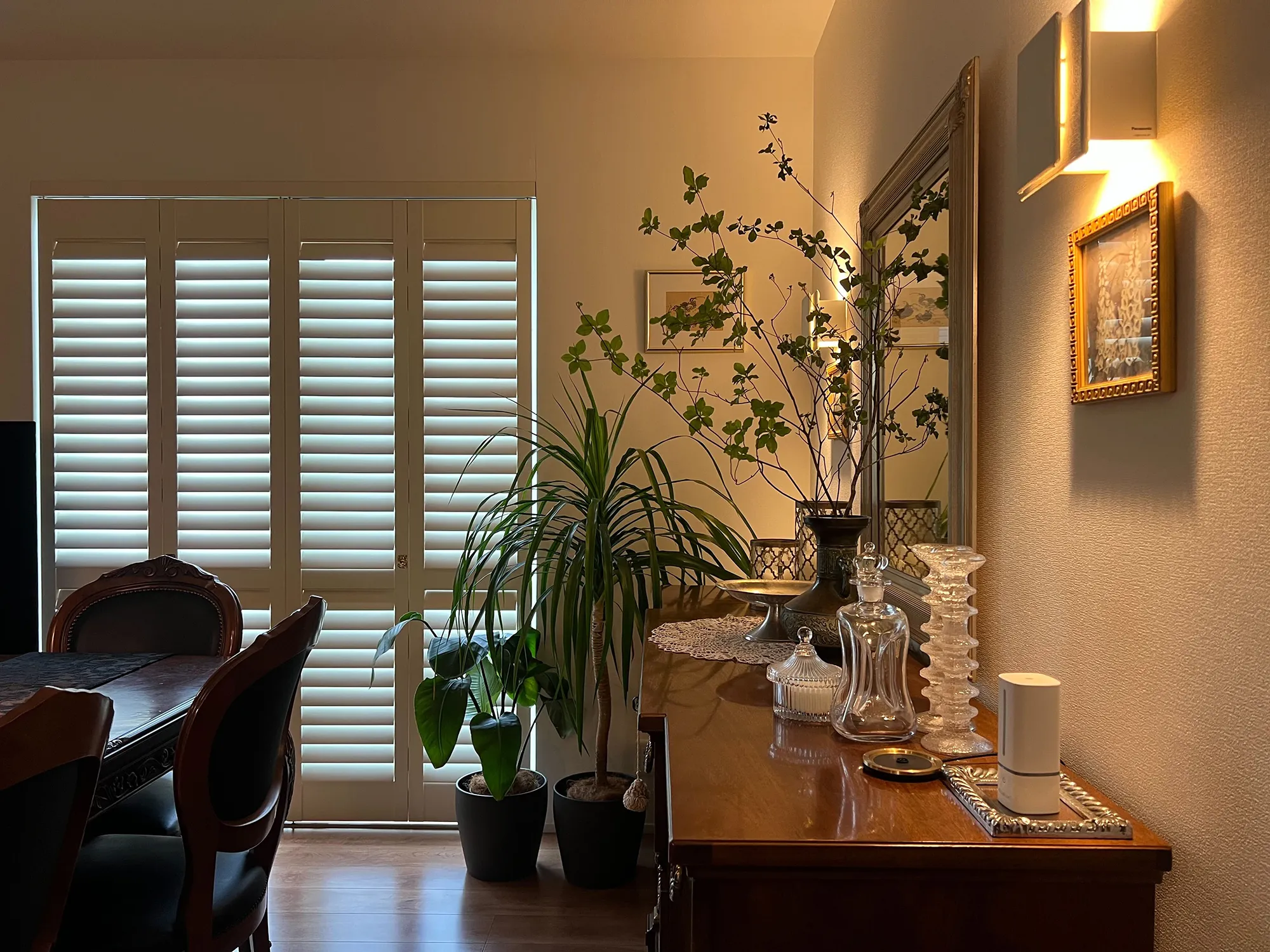 クラシック家具とウッドシャッターの調和の写真4