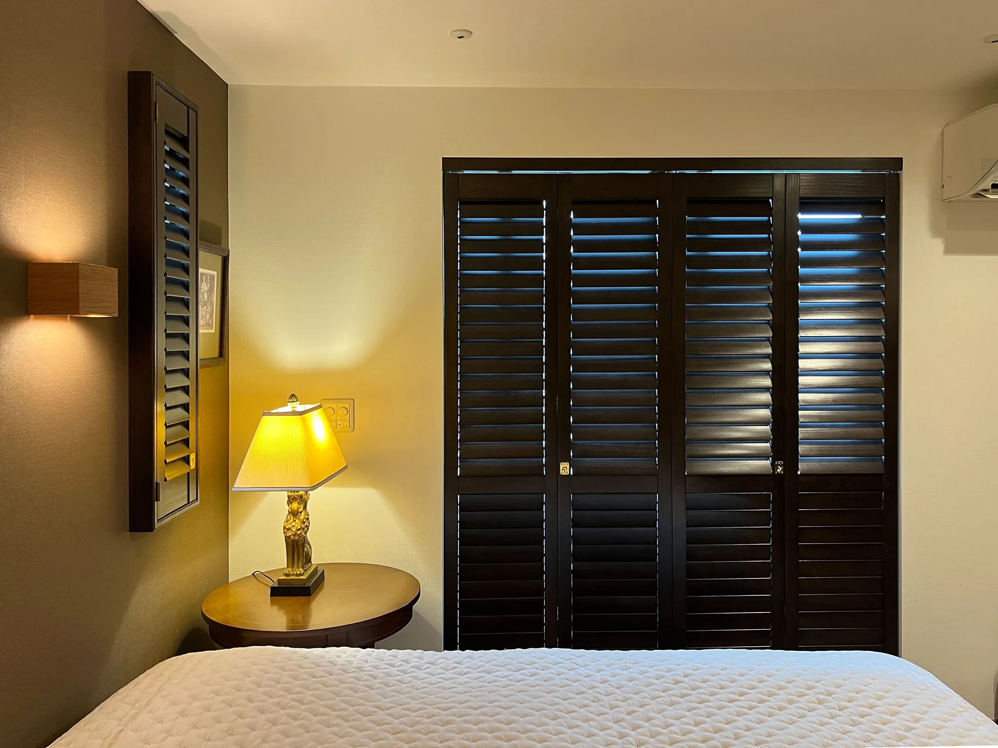 クラシック家具とウッドシャッターの調和の写真6