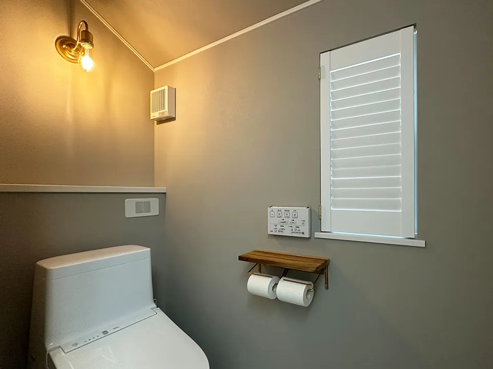 トイレの窓、カーテン以外の選択肢の写真2