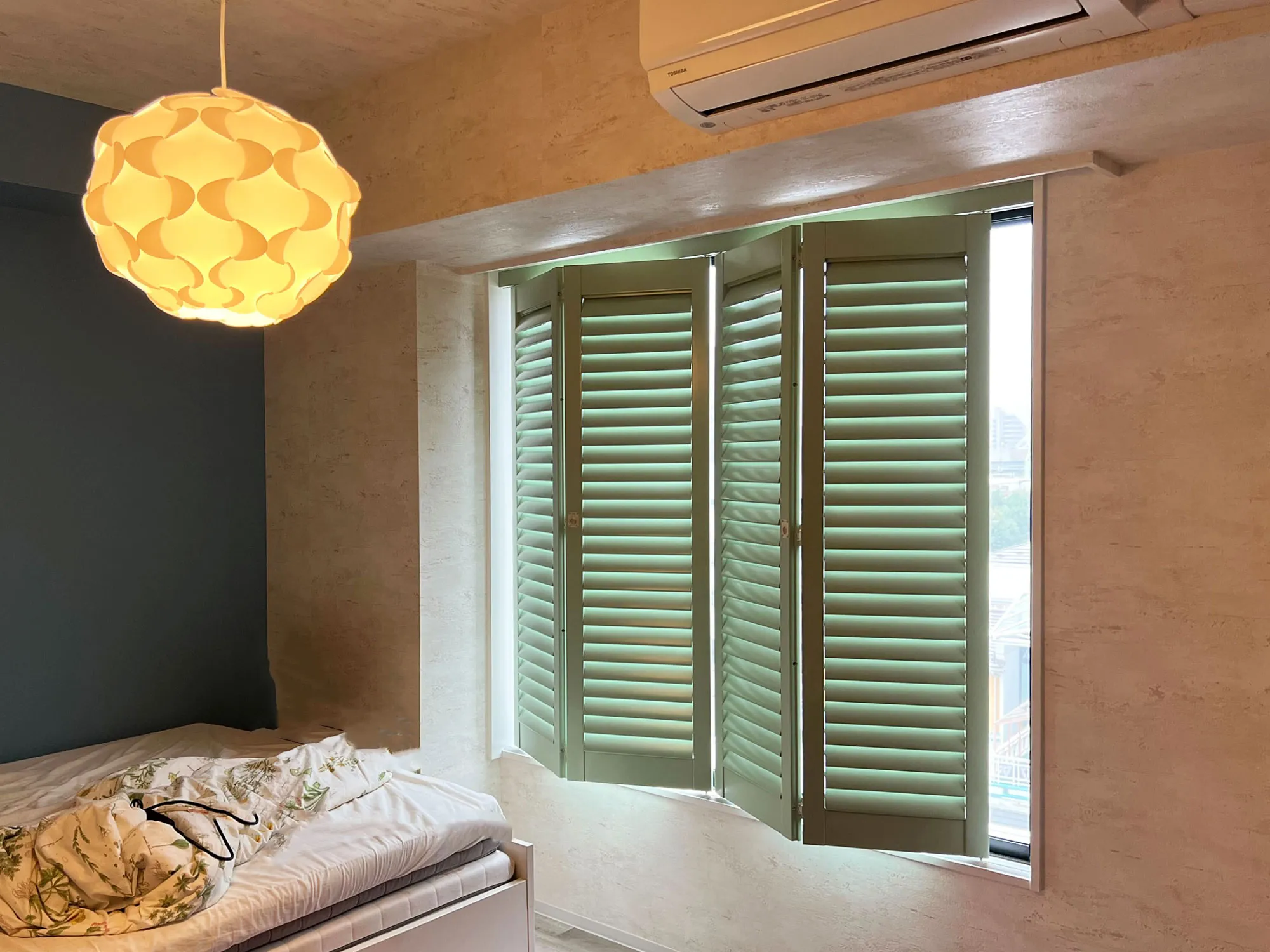 故郷の彩りを再現! オリジナルウッドシャッターの贅沢な窓辺の写真6