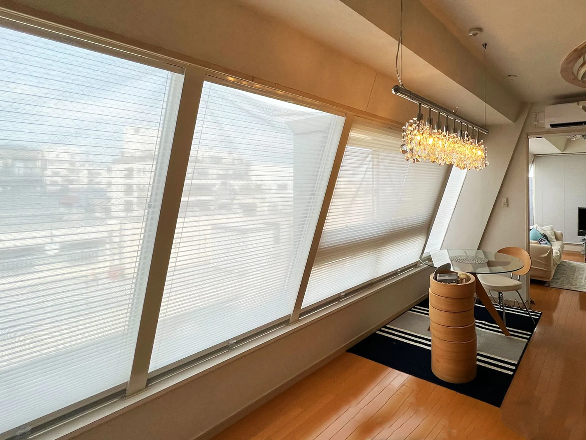 大きな傾斜窓にも取り付け可能