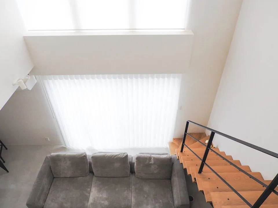 柔らかな光と美しい影が広がるリビングの写真2