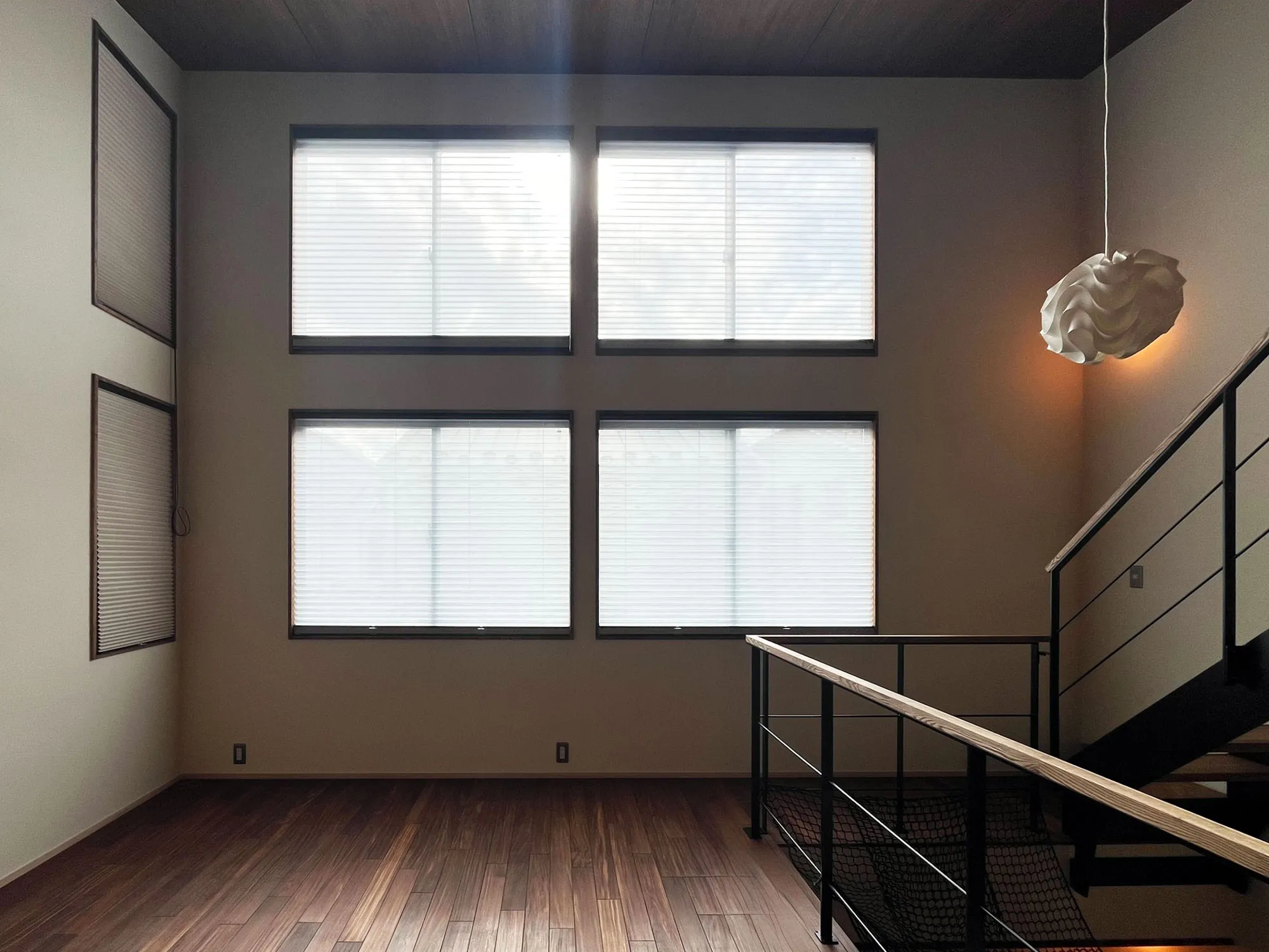 高窓６箇所にレースと遮光生地の合わせ技の写真3