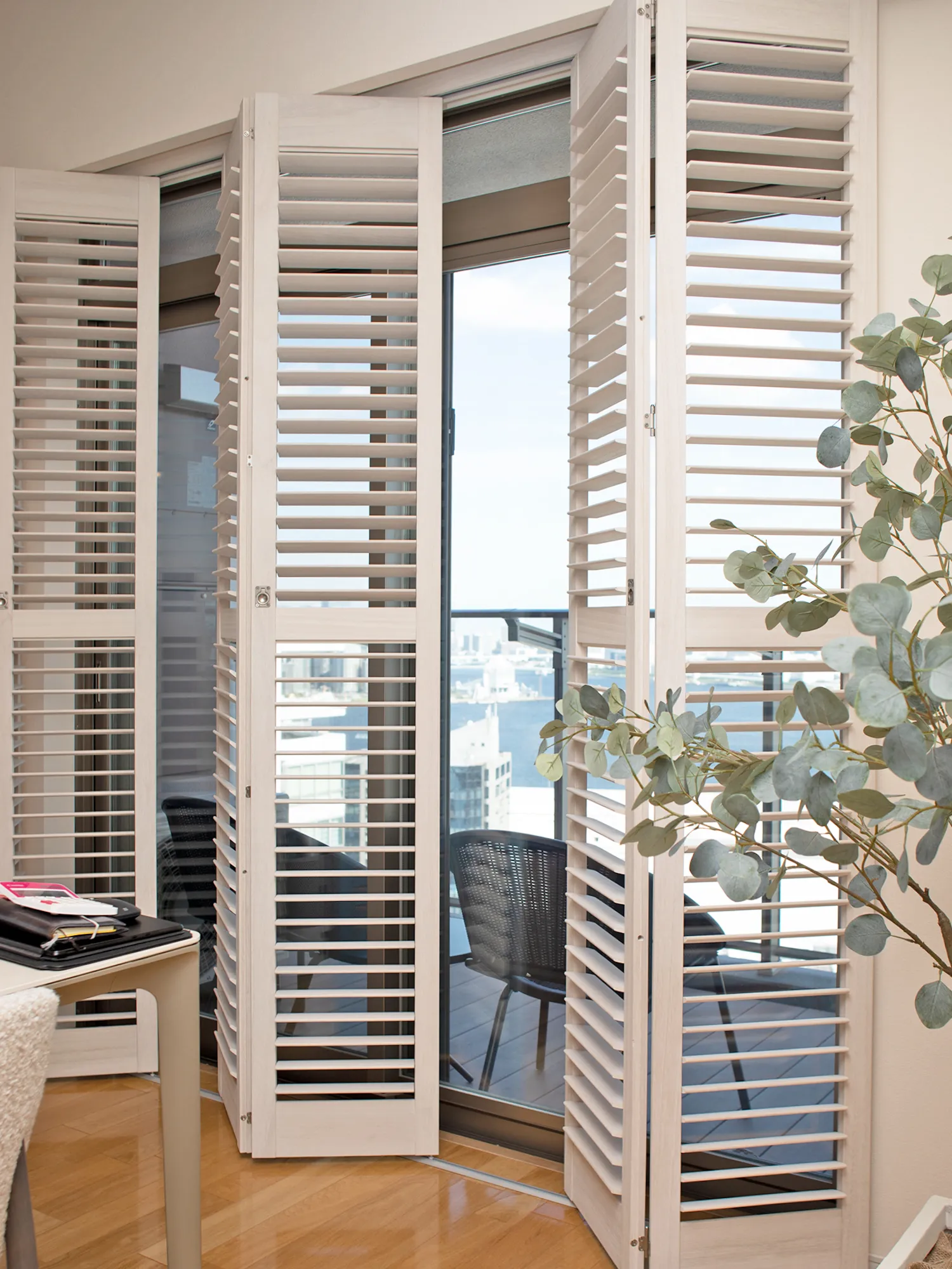 海外好きが高じて自宅の窓まわりに選定の写真8