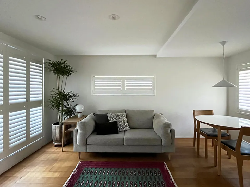 モダンな空間に映える、白い窓まわりの写真3